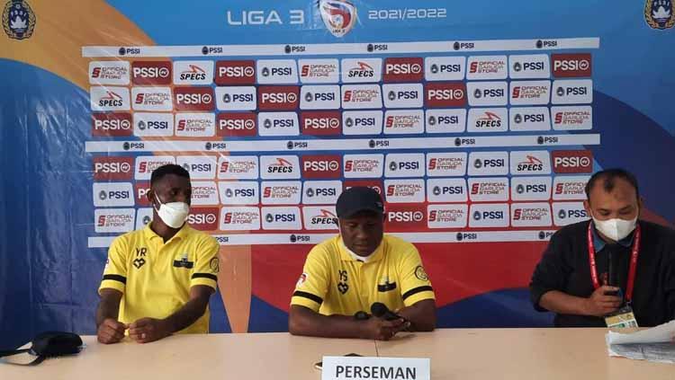 Perseman Manokwari dalam jumpa pers selepas pertandingan Liga 3. FOTO: Petrus Manus Da Yerimon/INDOSPORT - INDOSPORT
