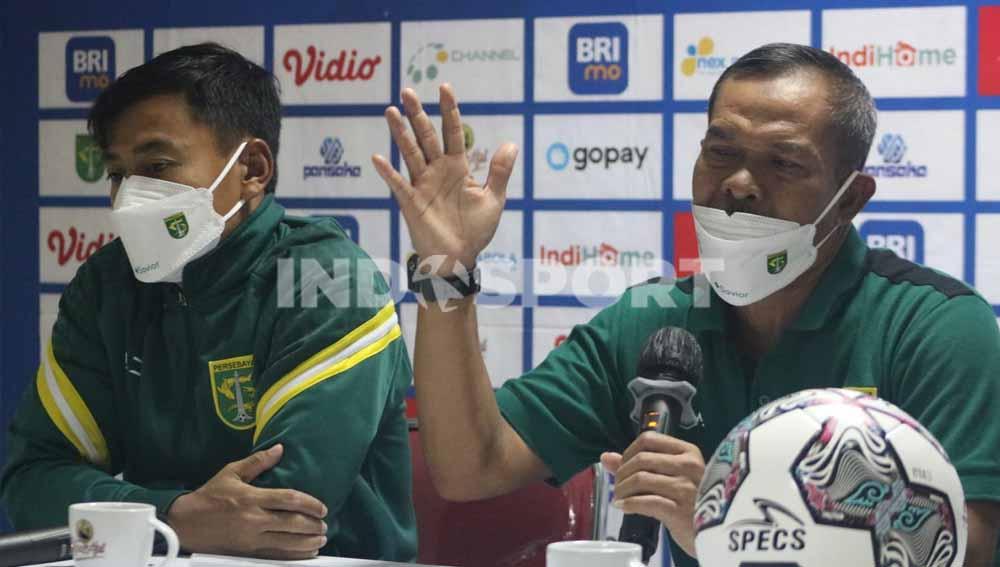 Asisten pelatih Persebaya, Mustaqim didampingi Samsul Arif. Foto : Nofik Lukman Hakim/Indosport.com