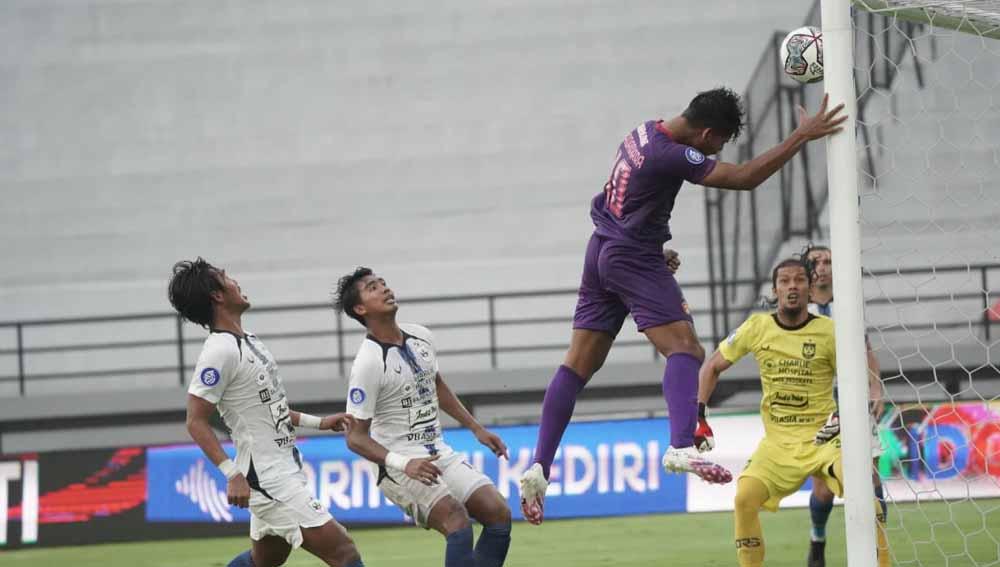 Salah satu peluang Septian Bagaskara yg membentur mistar gawang. Foto: MO Persik