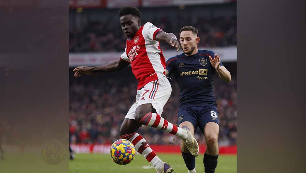 Bukayo Saka, pemain Arsenal berusaha menguasai bola saat melawan Burnley di Liga Inggri. Foto: Reuters/Andrew Couldridge EDITORIAL USE ONLY - INDOSPORT