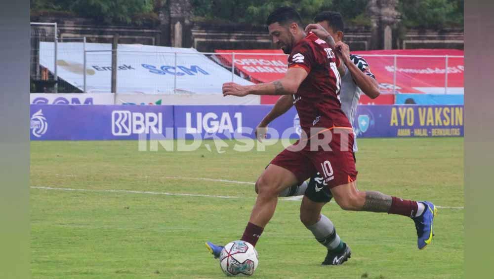 Gelandang Borneo FC, Jonathan Bustos. Foto : Nofik Lukman Hakim/Indosport.com - INDOSPORT
