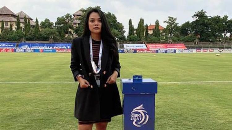 Maria Margareta Hills, pelantun prokes pada laga Liga 1 di Stadion I Gusti Ngurah Rai. - INDOSPORT