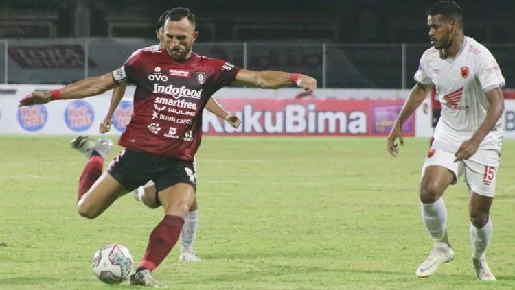 Penyerang Bali United, Ilija Spasojevic melepaskan sepakan ke gawang PSM Makassar.