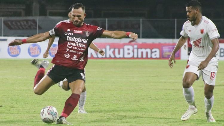 Penyerang Bali United, Ilija Spasojevic melepaskan sepakan ke gawang PSM Makassar. - INDOSPORT