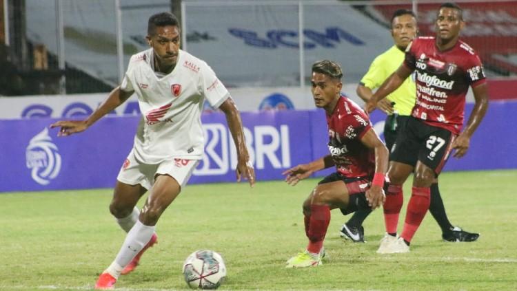 Gelandang PSM Makassar, Delvin Rumbino dibayangi gelandang Bali United, Sidik Saimima.