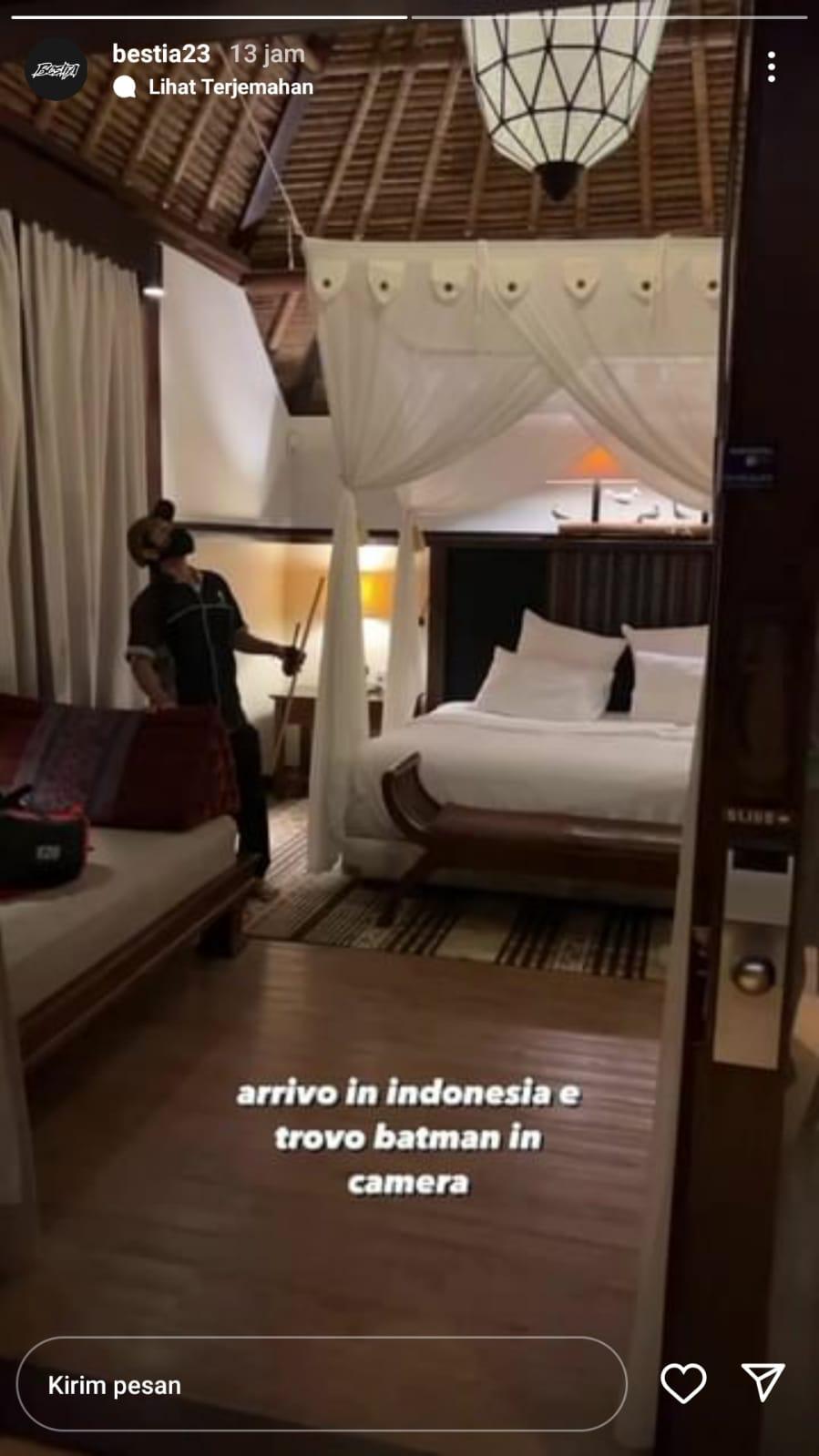 Pembalap MotoGP, Enea Bastianini kamar hotelnya di Sirkuit Mandalika disambangi kelelawar Copyright: Instagram/@bestia23