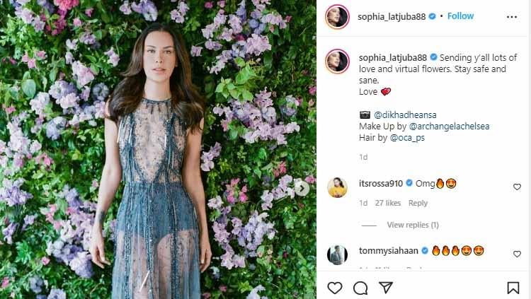 Aktris senior Indonesia, Sophia Latjuba membuat netizen terpesona setelah lagi-lagi pamer tubuh seksi saat pakai busana minimalis. - INDOSPORT