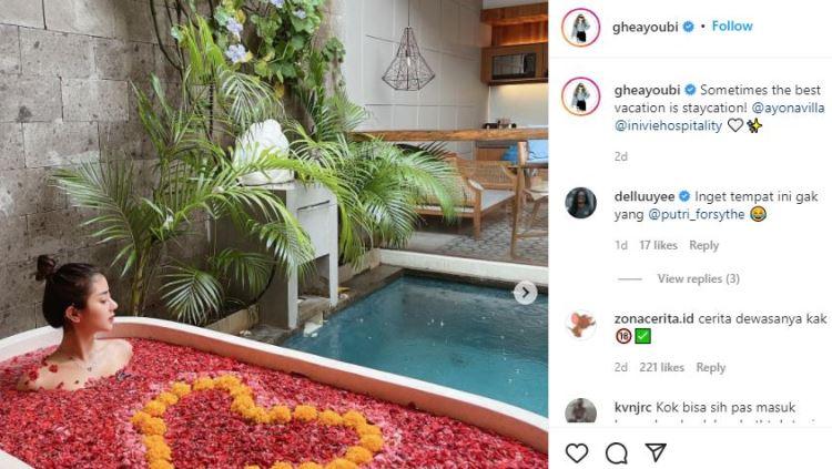 Ghea Youbi mandi kembang di bathtub. Foto: instagram/gheayoubi.
