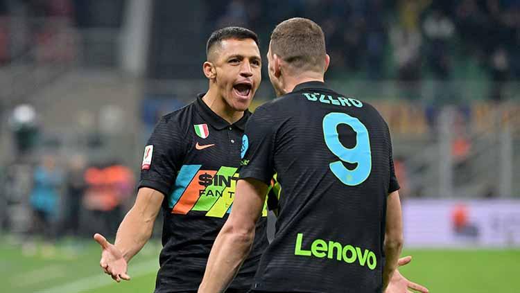 Alexis Sanchez merayakan gol bersama Edin Dzeko pada laga perempat final Coppa Italia di San Siro, (Rabu, 09/02/22) REUTERS/Alberto Lingria
