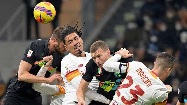 Situasi pertandingan Inter Milan melawan AS Roma dalam pertandingan perempat final Coppa Italia di San Siro, (Rabu, 09/02/22) REUTERS/Alberto Lingria - INDOSPORT