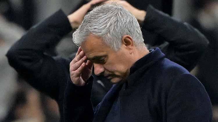 Jose Mourinho mengungkapkan alasannya menangis usai berhasil mengantarkan AS Roma mencapai final UEFA Conference League 2021-2022.FOTO: REUTERS/Alberto Lingria - INDOSPORT