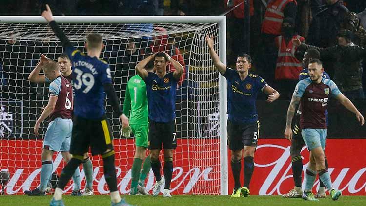Pemain Manchester United mencoba argumentasi setelah Jay Rodriguez membobol gawang mereka di stadion Turf Moor, Burnley, (Rabu, 09/02/22). FOTO: REUTERS/Craig Brough