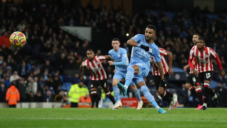 Eksekusi penalti Riyad Mahrez di laga Manchester City vs Brentford (10/02/22). (Foto: Reuters/Carl Recine)