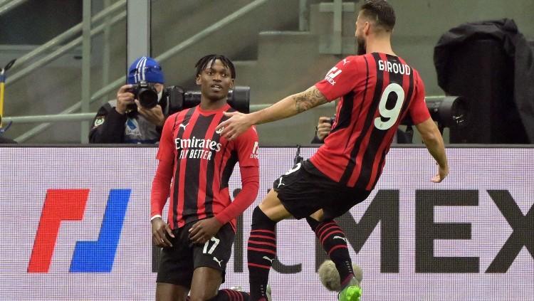 Rafael Leao merayakan golnya bersama Olivier Giroud di laga AC Milan vs Lazio(10/02/22). (Foto: REUTERS/Alberto Lingria)