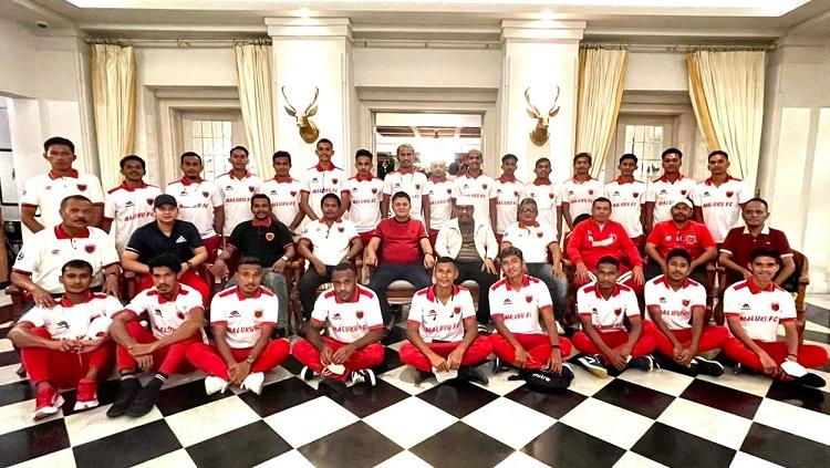 Skuat Maluku FC berfoto bareng Gubernur Maluku, Murad Ismail, sebelum bertanding di putaran nasional Liga 3 2021.