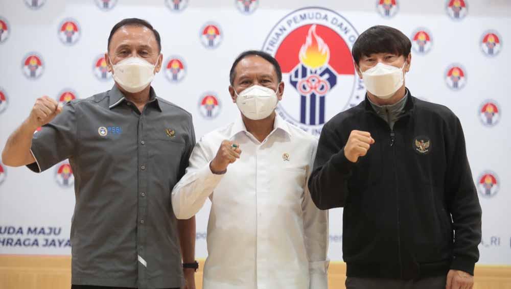 Para penggemar sepak bola tanah air sedang mengalami dilema tekait nasib dari pelatih tim nasional Indonesia Shin Tae-yong. Foto: Kemenpora