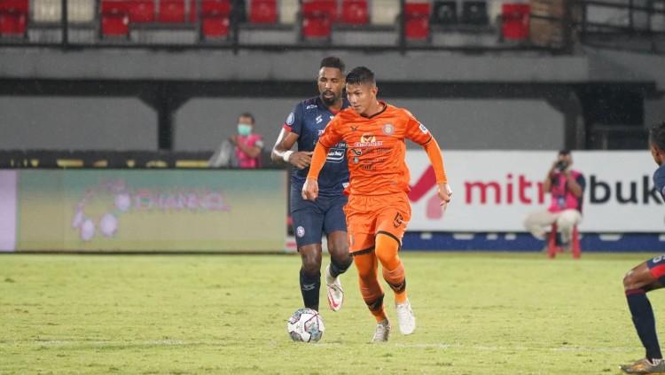 Carlos Fortes (belakang) mengejar bola di laga Arema FC vs Persiraja Banda Aceh (10/02/22). (Foto: Media Officer Persiraja)