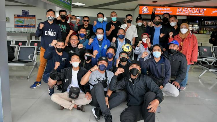 Gubernur Jawa Barat, Ridwan Kamil, melepas keberangkatan tim sepakbola wartawan Jawa Barat yang berlaga di Turnamen Sepakbola Antarwartawan Se-Indonesia 2022 di Solo, Jumat (11/02/22).