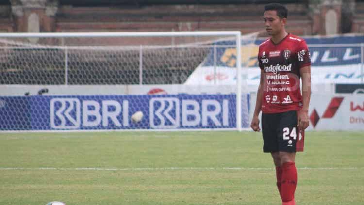 Bek Bali United, Ricky Fajrin, tak mau kondisinya merosot usai mengarungi kompetisi Liga 1 2022-2023. FOTO: Nofik Lukman Hakim/INDOSPORT - INDOSPORT