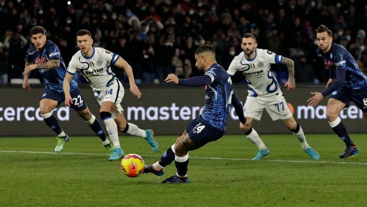 Lorenzo Insigne mengeksekusi penalti di laga Napoli vs Inter Milan (13/02/22).(Foto: REUTERS/Ciro De Luca)