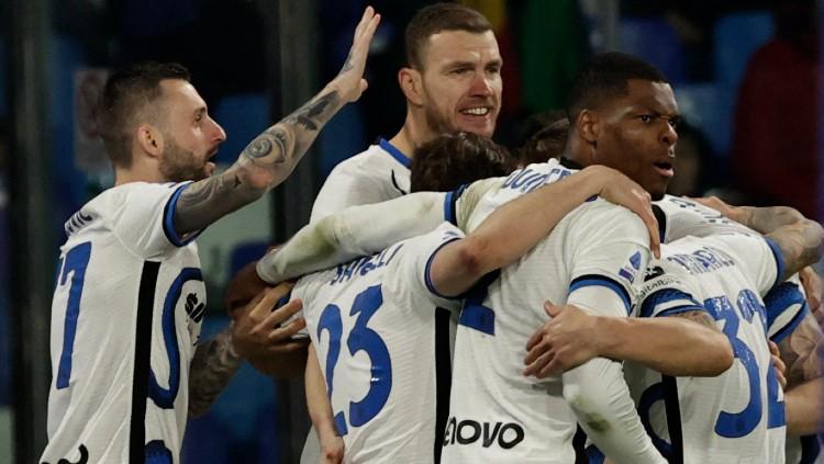 Skuat Inter Milan merayakan gol Edin Dzeko ke gawang Napoli (13/02/22). (Foto: REUTERS/Ciro De Luca)