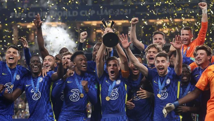 Kapten Chelsea, Cesar Azpilicueta merayakan gelar Piala Dunia Antarklub (13/02/22). (Foto: REUTERS/Matthew Childs)