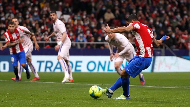 Eksekusi penalti Luis Suarez yang gagal di laga Atletico Madrid vs Getafe (13/02/22). (Foto: REUTERS/Javier Barbancho) - INDOSPORT