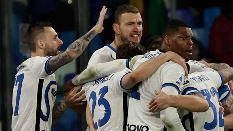 Selebrasi pemain Inter Milan Edin Dzeko usai mencetak gol ke gawang Napoli pada pertandingan lanjutan Liga Italia di Stadio Diego Armando hari Minggu (13/02/22). FOTO: REUTERS/Ciro De Luca
