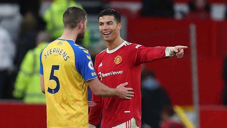 Cristiano Ronaldo tengah adu mulut dengan Jack Stephens pada laga Liga Inggris di Old Trafford hari Minggu (13/02/22). FOTO: REUTERS/Russell Cheyne