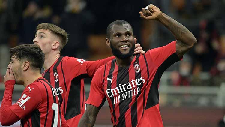 Franck Kessie disebut bakal pergi dari AC Milan karena kontraknya berakhir di akhi musim 2021-2022 dan Barcelona disebut sebagai pelabuhan baru sang pemain. FOTO: REUTERS/Alberto Lingria