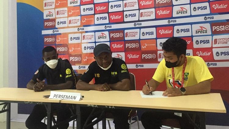 Pelatih Perseman Manokwari, Yonas Yuvensius (tengah)