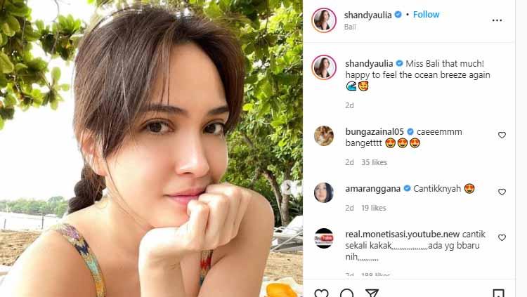 Aktris ternama Indonesia, Shandy Aulia kembali banjir pujian dari netizen usai pamer wajah cantik dan body goals sambil joget pascalatihan pilates. - INDOSPORT