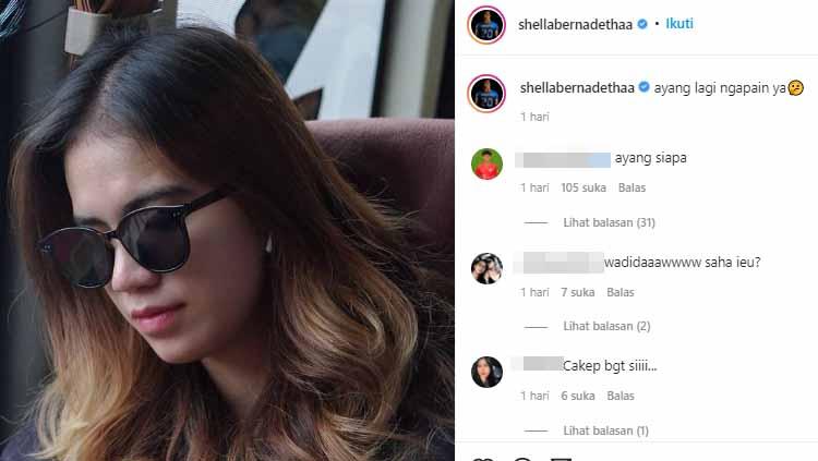 Pevoli Shella Bernadetha langsung beraksi layaknya siap berpelukan setelah tim Bandung BJB Tandamata lolos ke partai final Proliga 2022.