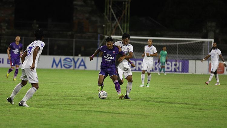 Perebutan bola di lapangan tengah antara pemain Persita Tangerang dengan pemain Arema FC di Liga 1.