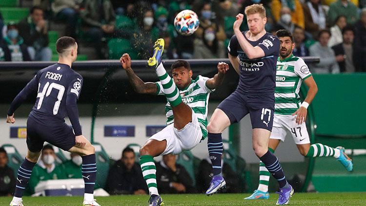 Perebutan bola di tengah lapangan antara pemain Sporting Lisbon dengan pemain Manchester City di Liga Champions. - INDOSPORT