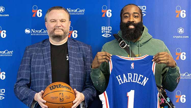 James Harden (kanan) memegang jersey Philadelphia 76ers. FOTO: REUTERS/Bill Streicher-USA TODAY Sports