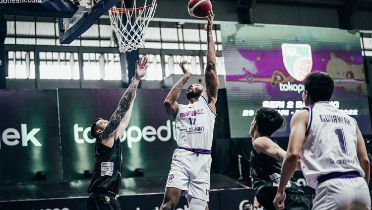 Jadwal playoffs Indonesia Basketball League (IBL) 2023 untuk hari ini, Senin (03/07/23), yang menyajikan game 3 Dewa United Banten vs RANS PIK Basketball.