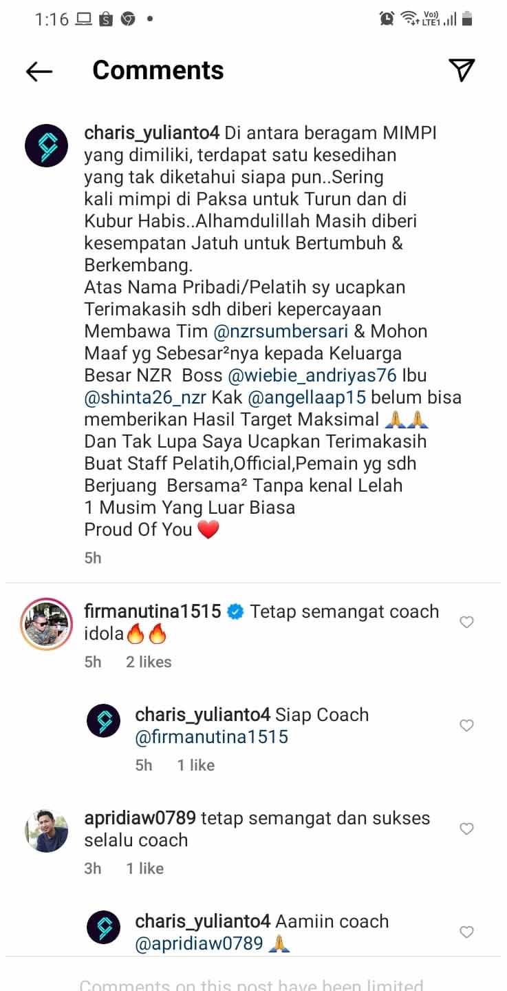 Firman Utina semangati pelatih NZR Sumbersari yang gagal bawa timnya lolos ke babak 32 besar Liga 3 2022 Copyright: Instagram/Charis Yulianto