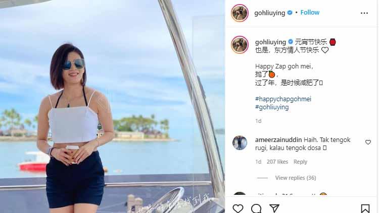 Kenakan tank top putih dipadu hot pants saat liburan, atlet bulutangkis cantik asal Malaysia, Goh Liu Ying, membuat netizen membanjiri komentar di instagram. - INDOSPORT