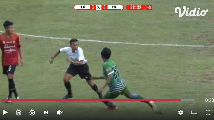 Ilustrasi wasit yang mendapatkan perlakuan tak menyenangkan dari pemain Liga 3.