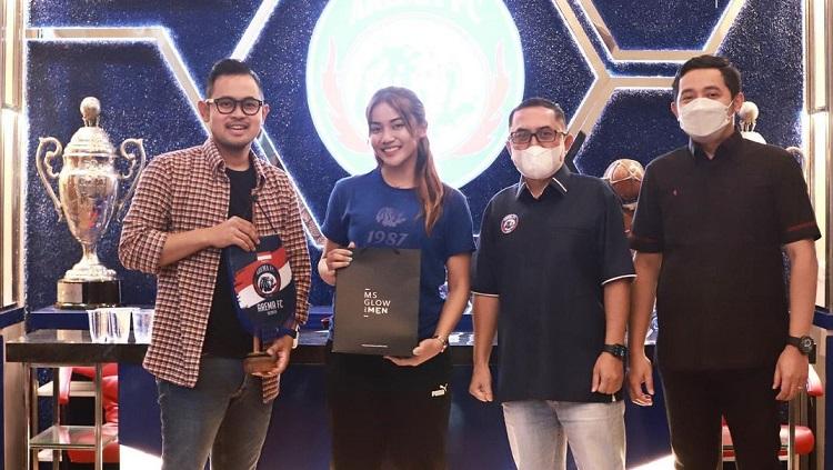 Presiden Arema FC, Gilang Widya Pramana alias Juragan 99, beserta jajarannya melepas Arema FC Women untuk berkompetisi di Antalya Cup 2022 Turki.