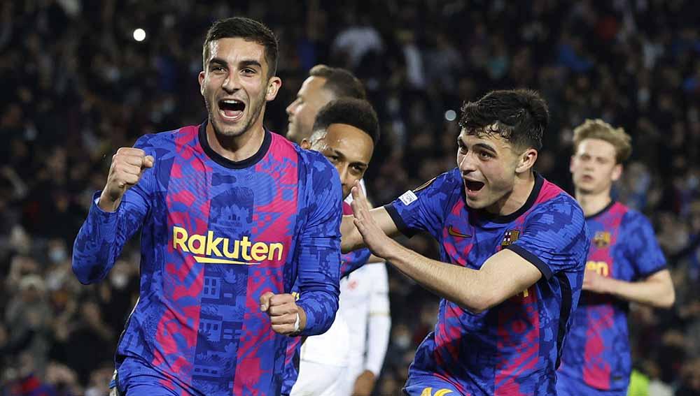 Selebrasi pemain Barcelona, Ferran Torres pada laga Barcelona vs Napoli jersey tanpa logo Barcelona dan Nike. Foto: REUTERS/Albert Gea - INDOSPORT