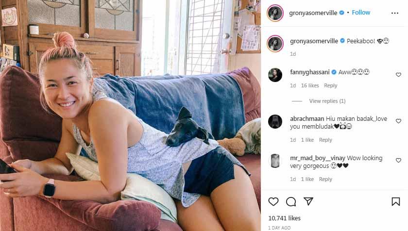 Berbaring seksi di sofa bersama anjing peliharaan, pebulutangkis cantik Australia, Gronya Somerville, banjir pujian netizen, termasuk artis Fanny Ghasassani. - INDOSPORT