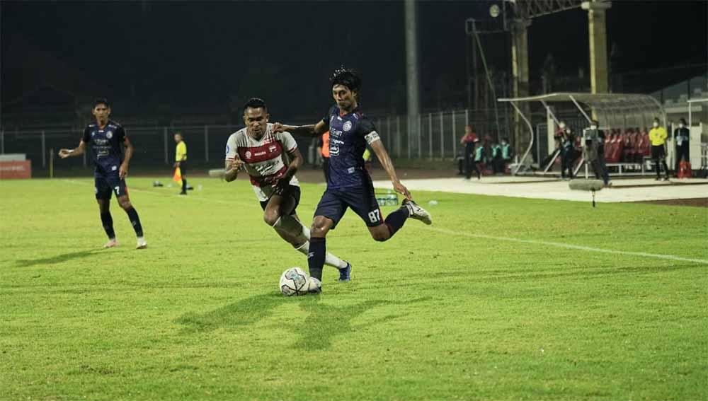 Aksi Johan Alfarizi dalam pertandingan antara Madura United vs Arema FC di BRI Liga 1. Foto: MO Arema FC