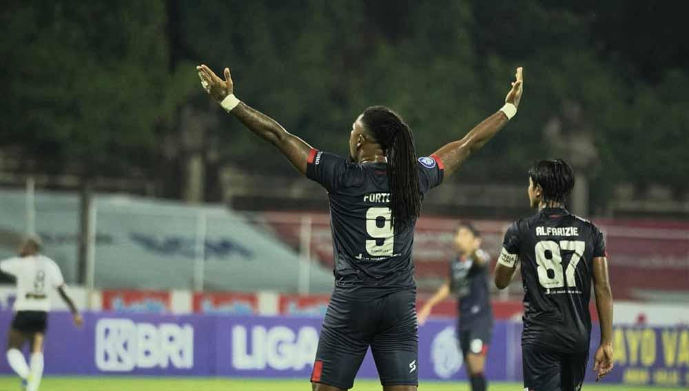 Selebrasi pemain Arema, Carlos Fortes dan Tito Hamzah usai mencetak gol ke gawang Madura United. Foto: MO Arema FC - INDOSPORT