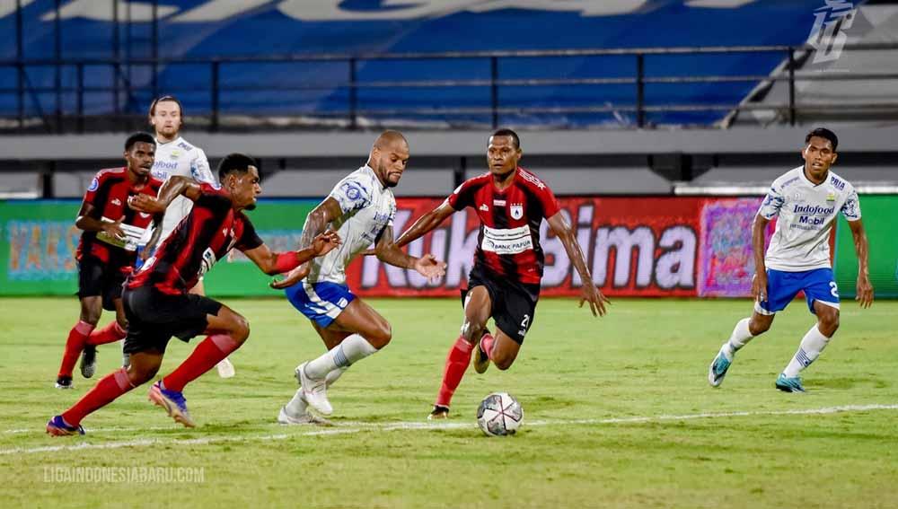 Robert Alberts mengungkapkan alasan tidak mainkan dua striker asing Persib Bandung secara bersamaan, saat menghadapi Persipura Jayapura di Liga 1 2021-2022.