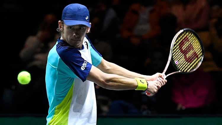 Alex de Minaur tengah terseret isu terkait sertifikat vaksin. FOTO: REUTERS/Piroschka Van De Wouw. - INDOSPORT