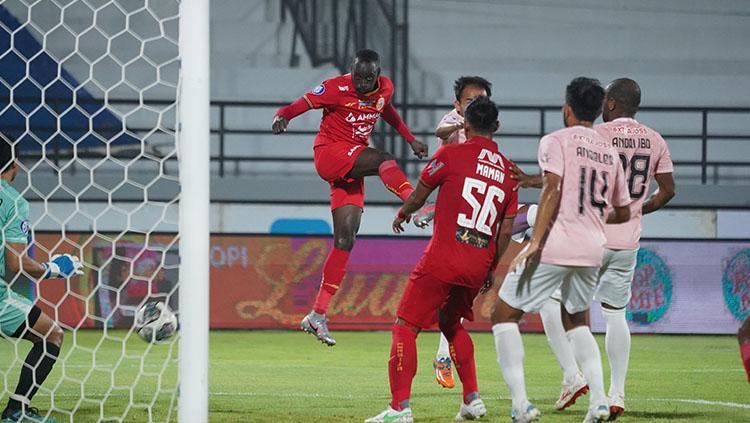 Bek Andri Ibo sangat terpukul usai Persik Kediri mengalami kekalahan menyakitkan dari Persija Jakarta di Liga 1 lewat gol di menit-menit terakhir. (Khairul Imam/Persija) - INDOSPORT