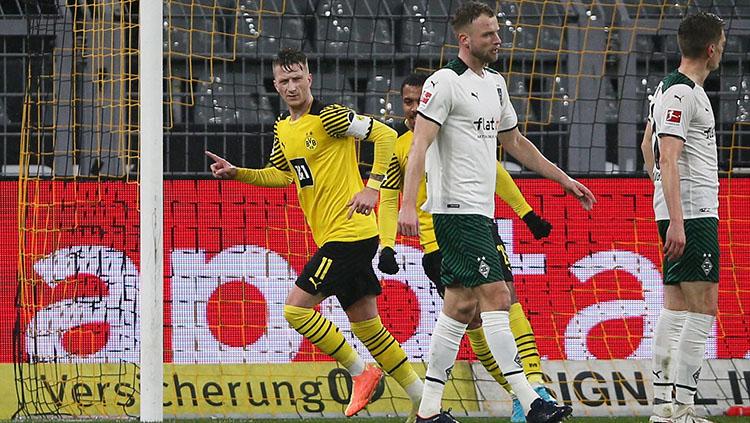 Marco Reus usai mencetak gol ke gawang Borussia Monchenglabach. - INDOSPORT