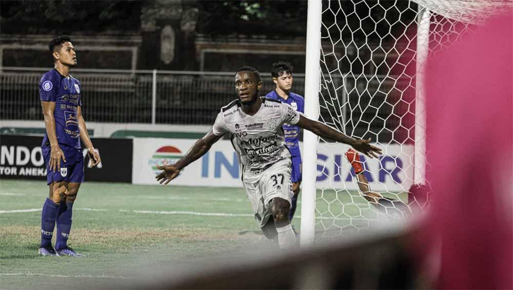 Selebrasi pemain Bali United Privat Mbarga usai mencetak gol ke gawang PSIS Semarang. Foto: Bali United
